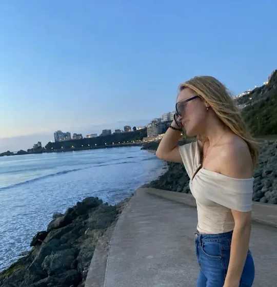 Emily, 19