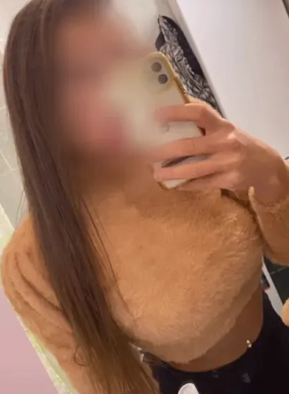 Manuela, 27